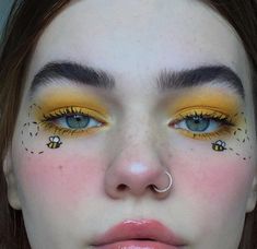 Coachella Make-up, Moana Makeup, Bee Makeup, Fantasy Make-up, Coachella Makeup, Drag Make-up, 70s Makeup, Yellow Makeup, Makeup Tumblr