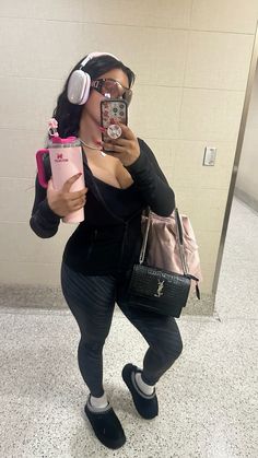 Airport Fits Aesthetic, Gym Aesthetic Pink, Vision Board Fitness, Girl Gym Aesthetic, Baddie Gym Outfit, Gym Aesthetic Women, Fitness Photo Shoot, Gym Outfit Women, Gym Girl Aesthetic