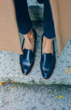 Navy Loafers, Mode Shoes, Coat Shoes, Bohol, Camel Coat, Mode Inspo, 가을 패션, Looks Style, Casual Everyday