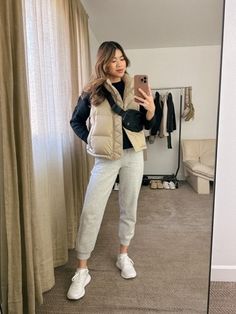 Dinner With Friends Outfit, Cozy Outfit Winter, Puffer Jacket Outfits, Outdoorsy Outfits, House Outfit, Cozy Outfits, Winter Outfits Cold, Friend Outfits, Outfit Winter