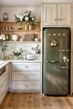 Kitchen Cabinets L Shape Layout, One Walled Kitchen Layout, Country Classic Kitchen, Cottage Theme Kitchen, Make Kitchen Cozy, Cozy Tiny Kitchen, Modern Home With Antique Touches, French Art Deco Kitchen, Cozy Cottage Kitchen Small Spaces