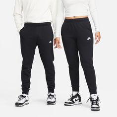 JERSEY DE POLAR NIKE SPORTSWEAR CLUB Los joggers Nike Sportswear Club Fleece son tan lujosos como elegantes. La tela polar cepillada es suave y el ajuste cómodo te hará sentir súper cómodo. Los puños acanalados te permiten lucir tus zapatillas mientras que la cintura ajustable te permite personalizar tu ajuste.

 Forma relajada.

 Puños acanalados.

 Bolsillos laterales con bolsillo trasero adicional.

 Cinturilla elástica revestida con cordón ajustable.

 El tejido polar cepillado es suave y có Jogging Nike, Black Nike Sweatpants, Nike Sportswear Club Fleece, Nike Kicks, Green Joggers, Nike Joggers, Nike Sweatpants, Mens Club, Black Sweatpants