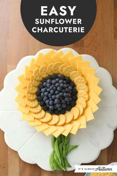 a flower made out of cheese and crackers with the words easy sunflower charcuterie