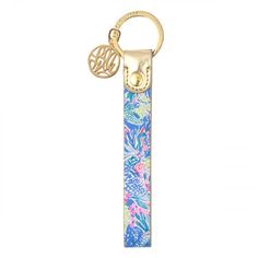 An updated with printed leatherette strap, this new Lilly Pulitzer Mer... Lily Pulitzer Keychain, Preppy Travel Bags, Car Keychain Ideas, Preppy School Supplies, Bucket List For Teens, Pretty School Supplies, Preppy Accessories, 17th Birthday Gifts, Girly Car Accessories