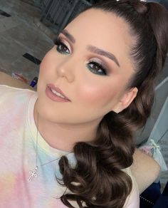 Formal Make Up For Green Dress, Emerald Makeup Look Quince, Esmeralda Makeup, Light Blue And Green Makeup Looks, Blue And Green Smokey Eye, Bluegreen Eyeshadow, Quince Hairstyles, Full Makeup, Makeup Pro