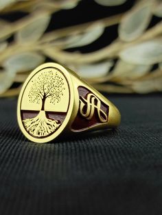 Made to order - 925 sterling silver signet ring engraved with your college logo, your family crest or any other image that you request. No extra cost for side engravings. Gold plating of the ring is made without extra cost. But gold plating will fade easily. We have also Gold vermeil option. Gold Vermeil is heavy plating about 10-15 times thicker than standard gold plating and sterling silver ring is plated with about 0.40 gr 24k gold. It is much more durable than standard gold plating and will not fade and tarnish easily. ✔Ring Details Metal: 925 Sterling SILVER Color: Gold Plated (Yellow, Rose) Gold Vermeil (24k Yellow) Face Sizes: Small (11*11 mm), Medium (13*13 mm), Large (15*15 mm), X Large (17*17mm), XX Large (21x21mm) After placing your order please send us a HIGH QUALITY digital im Classic Engraved Ring With Logo As Gift, Classic Engraved Ring With Logo For Gift, Classic Rings With Engraved Logo For Gift, Diamond Ring Shape, Family Crest Rings, Custom Signet Ring, Fantasy Ring, Family Rings, Mens Rings Fashion