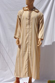 Djellaba Moroccan is young for men, oriental caftan Beautiful Moroccan cotton caftan for men. This Moroccan garment is handmade in soft cotton fabric. This caftan is very pleasant to wear mainly in summer, at the beach, after a spa, inside, outside, at a party ... Very quick to wear, do not stick to the skin, this caftan is a must have really clothes. -The cotton -embroidery - color: Yellow . -Machine wash. Shipping I do ship worldwide by registered mil with tracking number ; shipping time takes Moroccan Male Clothing, Festive Gold Floor-length Kaftan, Moroccan Mens Kaftan, Cream V-neck Kaftan, Bohemian V-neck Kaftan, Kaftan For Men, Cotton Caftan, Ramadan, Mens T