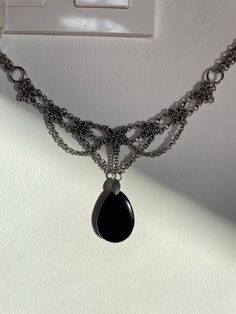 Cota de malla (chainmaille) de acero inoxidable, de cuatro estrellas y una estrella pentagonal (baphomet) en el centro. Le cuelga una piedra de obsidiana de 5x3,8cm Collar ajustable, puede usarse como gargantilla o más suelto. Chain Mail, Blue Cats, Cool Necklaces, Unique Earrings, Chains Necklace, Beading, Spain, Handmade Items, Jewelry Necklaces