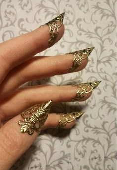 Griffes de dragon en or // Armure à ongles // Ensemble de 5 - Etsy Canada Nail Armor, قلادا�ت متدلية, Dragon Claws, Claw Nails, Dragon Claw, Gold Dragon, Hand Jewelry, Fantasy Jewelry, Fashion Black