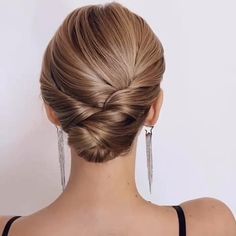 Easy Hairstyles For Short Hair, Sanggul Modern, Chignon Hair, Short Hair Bun, Sleek Updo, Hair Upstyles, Easy Hair Updos, Updos For Medium Length Hair