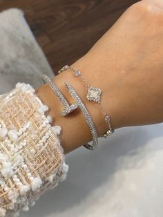 Designer Bracelet Stack Silver, Van Cleef Bracelet Silver, Van Cleef Silver, Classy Jewelry Silver, Designer Bracelet Stack, Silver Van Cleef, Bracelets Clover, Bracelet Clover, Bracelets Tennis