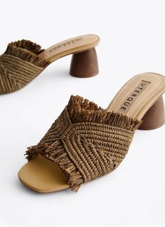 Footwear Sketches, Moroccan Shoes, Beach Footwear, Shoes Crochet, Diy Sandals, Crochet Shoes Pattern, Massimo Dutti Women, Raffia Sandals, Fashion Shoes Sandals