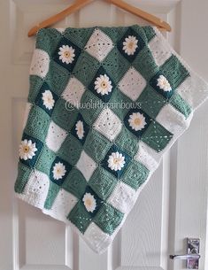 a crocheted blanket with daisies on it and the words free crochet pattern