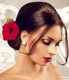 Red Rose Hairstyle, Afro Bride, Spanish Hairstyles, Mexican Hairstyles, Mexican Women, Women Faces, Rose Hair, Hair Dos, Red Rose