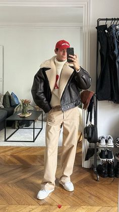 Cool & Aesthetic Winter Outfits Inspo For Men Italian Winter Style, Winter Formal Wear, New York Outfits Winter, Europe Winter Fashion, Aesthetic Winter Outfits, Winter Outfits For Men, Paris Ootd, Mens Winter Fashion Outfits, Fall Tote