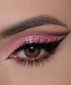 Elegant Pink Eye Makeup, Birthday Party Eyeshadow Looks, Hot Pink Hoco Makeup, Pink Ladies Makeup, Make Up Roz, Smoky Pink Eye Makeup, Black And Pink Makeup Looks, Bright Pink Eyeshadow Looks, First Date Makeup Ideas