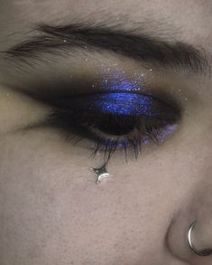 Smudgy Smokey Eye, Pretty Eyes Makeup, Kesha Inspired Makeup, Eye Gloss Makeup, Sparkly Goth Makeup, Cool Eye Makeup Looks Creative, Blue Makeup Looks Hooded Eyes, Hooded Eyeshadow Looks, Smokey Eye Hooded