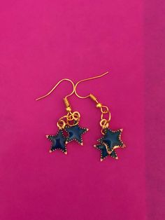 2-star set of earrings, with gold plated hooks and enamel charms. Blue Drop Earrings With Dangling Charms, Blue Star Charm Dangle Earrings, Blue Dangle Earrings With Star Charm, Blue Star Charm Drop Earrings, Blue Star Charm Earrings For Gift, Blue Star Charm Earrings As Gift, Blue Drop Earrings With Star Charm, Blue Star Earrings With Star Charm, Gold Enamel Star Jewelry