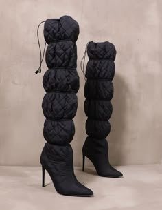 close up of the black steve madden mother puffer boots with quilted tall shaft - elle bleu shoes Puffer Boots, Knee High Heels, Female Shoes, Shoes Luxury, Black Knees, Platform Heel, Shoe Closet, Edgy Look, Crazy Shoes