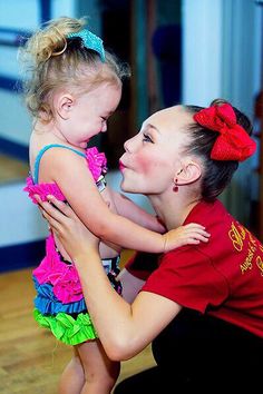 Dance Moms Maddie and a mini dancer. She is so sweet ... #dancemoms3 #dancemomsgirls #dancemomslover #dancemomstrue Maddie Ziegler Dance Moms, Madison Ziegler, Elastic Heart