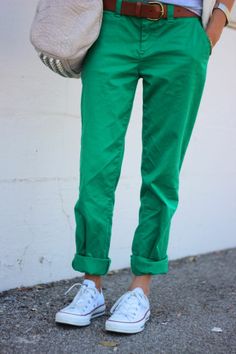 green pants + converse Moda Chic, Heart Fashion, Green Pants, Work Attire, Primavera Estate, Get Dressed, Spring Summer Fashion