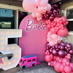 balloons are arranged around the letter g for a birthday party