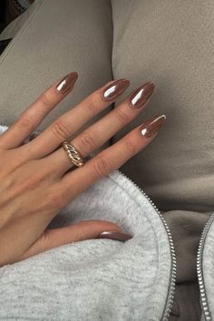 Milk Chocolate Chrome Brown Nails for Fall Fall Nails Chrome Brown, Cool Girl Fall Nails, Fall Chrome Nails Almond, Brown Nails With Pearl Chrome, Brown With Crome Nails, Mocha Nails With Chrome, Hailey Beiber Nails Brown, Brown Chrome Acrylic Nails, Fall Brown Chrome Nails