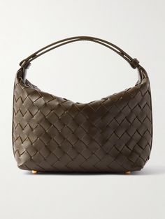 Bottega Veneta's 'Mini Wallace' bag is crafted from leather using its signature intrecciato technique - the iconic weave has defined the brand's accessories since the early '70s. Perfect for days when you don't have much to carry, it's topped with a structured handle and has enough space for your wallet, phone and makeup compact. Bottega Wallace, Collage Cutouts, Porter Bag, Makeup Compact, Mini Jodie, Bags Trendy, Bag Obsession, Flat Dress Shoes