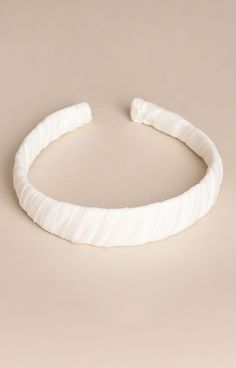 If you're looking for something discreet, simple yet stylish, you have now found it. Our bridal headband in pure white crinkle chiffon is both elegant and refined. Soft to the touch and lightweight, this stylish hair accessory will suit any outfit. Ideal for all sizes (adults and children) and cleverly padded with lots of flexibility, ensuring a gentle and comfy fit. Handmade in the UK. White Headband Wedding, White Headband Aesthetic, White Ribbon Headband, Tiffany Rose, Pregnant Wedding, Pregnant Wedding Dress, Ribbon Headbands, Satin Sash, Party Kleidung