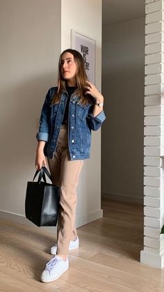 Eurotrip Outfits, Jean Beige, Outfits Con Jeans, Smart Casual Work Outfit, Luxury Photography, Beige Outfit, Classy Fashion, Trendy Fall Outfits