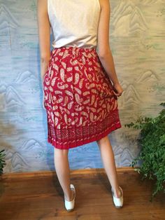 "Vintage 80s Pleated Skirt Elastic Waist Skirt Print Skirt Knee Length Skirt Viscose Skirt Women Summer Skirt Small to Medium Size Waist 12.2\"--15,7\" (31--40 cm) Length 27,1\" (69 cm) Please check measurements to insure a proper fit. Remember to allow yourself some extra room for movement. You can compare these with something from your closet that fits you well. This skirt will come to you freshly laundered and ready to wear. Condition: good vintage condition If you have any questions feel fre Retro Flared Mini Skirt For Summer, Retro Red Summer Skirt, Retro Summer Skirt Bottoms, Retro Mini Pleated Skirt For Summer, Retro Mini Pleated Summer Skirt, Summer Retro Skirt, Retro Summer Mini Pleated Skirt, Retro Red Mini Skirt For Summer, Vintage Long Skirt With Relaxed Fit