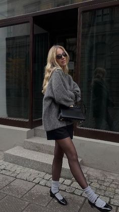 Academia Fashion, Chique Outfits, Paris Mode, Look Short, Outfit Inspo Casual, Paris Outfits, White Socks, Tights Outfit