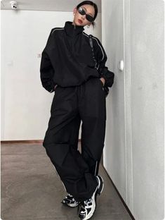 Tauchen Sie ein in den Retro-Vibe mit unserem schwarzen Y2K Black Tracksuit!
Treten Sie zurück in den ikonischen Y2K-Stil mit unserem Y2K Black Tracksuit, einer Mischung aus Retro-Chic und modernem Flair. Diese übergroßen Trainingshosen mit weitem Bein in Kombination mit einer passenden Jacke strahlen nicht nur Komfort aus, sondern sind auch eine Anspielung auf den Gorpcore -Trend und zelebrieren funktionelle Outdoor-Kleidung. Werten Sie den Look mit auffälligem Schmuck auf oder sorgen Sie für Abwechslung, indem Sie ihn mit anderen Outfits kombinieren. Spüren Sie Nostalgie und setzen Sie ein modisches Statement und beweisen Sie, dass der Y2K-Stil zeitlos bleibt.

Material: Kunstfaser
Stoffart: Kunstfaser
Ärmellänge: Voll
Hosenverschlusstyp: Elastischer Bund
Hochwertiges Produkt

Gratisvers Full Black Outfits For Women, Black Tracksuit Outfit Women, Tracksuit Pants Outfit, Track Jacket Outfit, Tracksuit Outfit Women, Oversized Tracksuit, Ensemble Jogging, Full Black Outfit, Y2k Tracksuit