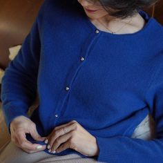 淑女のためのウールニットカーディガン Blue Cashmere Cardigan For Winter, Blue Cashmere Cardigan For Fall, Classic Blue Cashmere Cardigan, Elegant Blue Knit Cardigan, Winter Blue Fine Knit Cardigan, Blue Fine Knit Winter Cardigan, Blue Fine Knit Cardigan For Winter, Blue Fine Knit Long Sleeve Cardigan, Fitted Soft Knit Cardigan