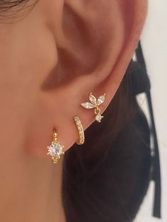 Silver Ear Jewelry, Minimalist Ear Piercings, Lobe Earrings, Small Earrings Gold, Hand Jewelry Rings, Creative Earrings, Cute Ear Piercings, Pretty Jewelry Necklaces, Lobe Piercing