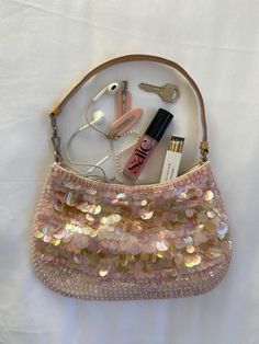 Skandinavian Fashion, Outfit Vintage, What In My Bag, Blair Waldorf, Bags Aesthetic, Pretty Bags, Chic Outfit, Mode Inspo, Pink Princess