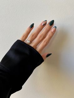 Dark Green Nail Art Designs, Simple Green Nail Art, Nail Inspiration Dark Green, Simple Nail Art Green, Nails Dark Green Design, Darker Color Nails, Green Nails With Lines, Nails For Green Outfit, Nail Art Simple Green