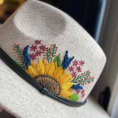 Embroidered Wide Brim Hat, Felt Hat Embroidery, Embroidered Hat Diy, Embroidered Felt Hat, Hat Embroidery Ideas, Embroidered Fedora, Custom Hat Ideas, Embroidery On Hats