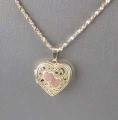 Jewelry Accessories Ideas, Dope Jewelry, Trik Fotografi, Funky Jewelry, Jewelry Lookbook, Cute Accessories, Fancy Jewelry, Pretty Jewelry, Heart Locket