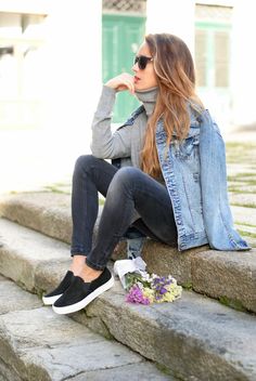 Vans slip on How To Wear Sneakers, Vans High, Tops Outfit, New Street Style, Sneakers Looks, Elegante Casual, Mode Casual, Looks Street Style, Jeans Jacket