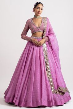 Blouse Of Lehenga Design, Simple Silk Lehenga Designs, Nice Blouse Designs, Pink Lehenga Look, Pink Lehenga Blouse, Dark Pink Lehenga, Indian Ghagra, Lehnga Outfit, Wedding Lehangas