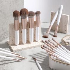 Elevate your makeup game with ease using our newest LC Professional Brush Set! Includes 18 high-quality brushes made with soft and vegan synthetic fibers that are gentle on your skin. The stunning white and rose gold design adds a touch of glamour to your beauty routine, and the included carrying case makes it easy to take your brushes on-the-go. Whether you're a makeup pro or a beauty beginner, this versatile set has everything you need to achieve flawless and professional-looking results. Upgr Makeup Brushes Photography, Custom Makeup, Brand Photography Inspiration, Makeup Pro, Basic Makeup, Fancy Makeup, Mini Makeup, Makeup Game, Professional Makeup Brushes