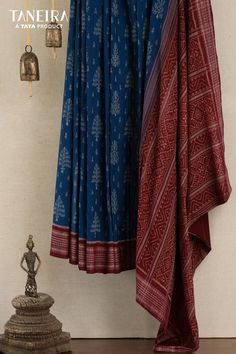 Saree Exhibition Display, Saree Product Shoot Photography, Saree Product Shoot Ideas, Saree Display Ideas, Textile Photoshoot, Saree Display