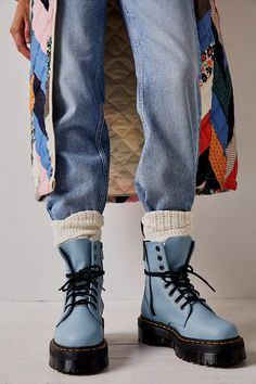 Blue Combat Boots Outfit, Graffiti I, Dr Martens Jadon, Hippie Boots, Platform Combat Boots, Mode Shoes, Sneakers Street, Boots Outfit, Outfits Casuales