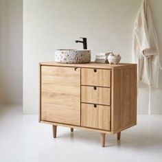 A design featuring decidedly contemporary Scandinavian elegance, a slightly vintage look, and natural charm: the solid teak vanity unit really has everything going for it! As well as being good-looking, it offers plenty of storage space, always welcome in a bathroom or shower room. All your towels can be stored in a large compartment. The large drawer is perfect for storing bottles of shampoo, bubble bath, perfume, and other liquids, the two othe Small Playroom, Minimalist Vanity, Teak Vanity, Wood Bathroom Vanity, Basin Vanity Unit, Bathroom Vanities For Sale, Wood Vanity, European Furniture