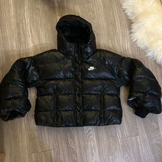 Nwot Shiny Black Nike Puffer Jacket With Stylish Oversized Sleeves Nike Puffer Coat, Black Puffer Jacket With Hood, Cute Winter Jackets, Puffer Jacket Outfit Aesthetic, Outfits With Puffer Jackets, Black Puffer Jacket Outfit, Shiny Puffer Jacket, Nike Winter Jackets, School Wishlist