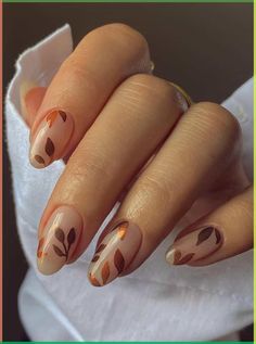 Nails With Leaves, Pumpkin Nail Designs, Fall Leaves Nail Art, Kutek Disney, Simple Fall Nails, Pumpkin Nails, Nagel Tips