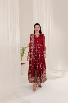 Luxury Embroidered Deep Red Pakistani Salwar Kameez Dupatta Suit exquisite embellishments with colored sequence and crystals along the neckline, sleeves and side slits give it a modern chic look. Complemented by a khaadi net resham threads embroidered dupatta with lace finishings and straight pants with side embroidery finishings. Pakistani Salwar, Chiffon Sleeves, Pakistani Salwar Kameez, Embroidered Chiffon, Embroidered Dupatta, Embroidery Floral, Chiffon Dupatta, Silk Trousers, Dyed Linen