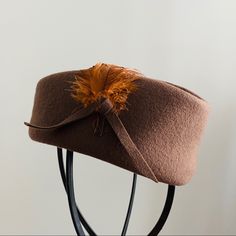 Beautiful Vintage Brown Doeskin Wool Pill Box Millinery Hat By Geo W. Bollman Co Inc Ernie Made In Usa Aprx Meas: 21.25” This Hat Is Supposed To Rest On Top Of Head Or Worn To The Side Like Sarah Jessica Parker Great Condition Looks Like Its Never Been Worn Kept In A Clean, Smoke-Free, Pet-Free Environment Pill Box Hat, Box Hat, Pillbox Hat, Millinery Hats, Sarah Jessica, Sarah Jessica Parker, Vintage Brown, Vintage Accessories, Vintage Ladies