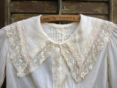 Vintage Lace Blouse With Lace Work, Collared Blouse With Lace Cuffs For Daywear, Lace Patchwork Blouse For Daywear, Blouse With Lace Cuffs And Collar For Daywear, Vintage Lace Top For Daywear, Vintage Lace Work Blouse For Daywear, Vintage Lace Work Blouse For Wedding, Collared Lace Trim Top For Wedding, White Lace Blouse With Collar